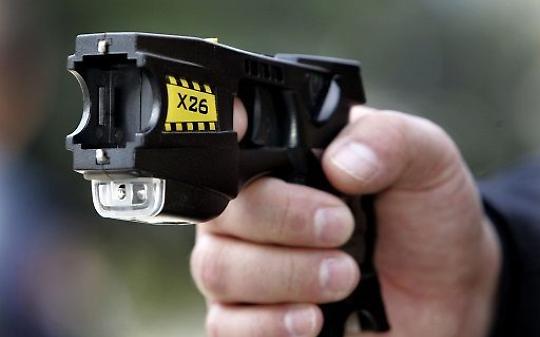 Sassi contro le auto a Feletto. Malvivente fermato dai carabinieri grazie al taser