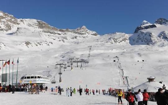 SAUZE D'OULX. Bimba morta sugli sci, i legali chiedono rispetto per la famiglia