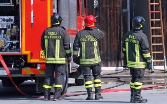 Panico a San Colombano: una falegnameria prende fuoco