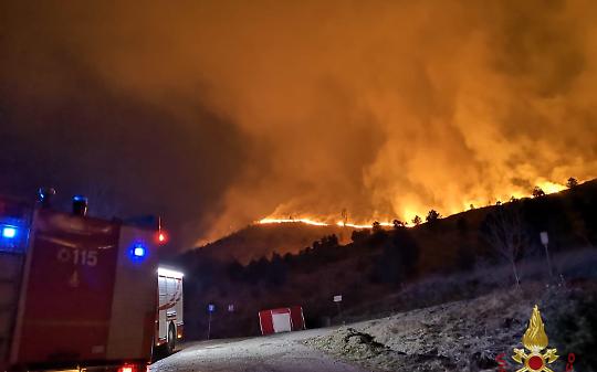 GIVOLETTO. Continuano le attività dei vigili del fuoco contro gli incendi di vegetazione