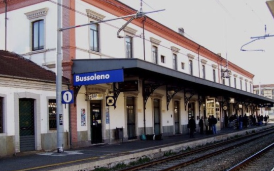 BUSSOLENO. Valigia sospetta in stazione, treni fermi 50 minuti