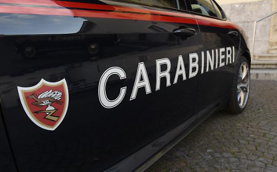 BEINASCO. Tenta rapina e minaccia carabinieri con una pietra, fermato