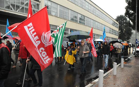 RIVA DI CHIERI. Embraco: presidio a Torino, Cirio incontra lavoratori