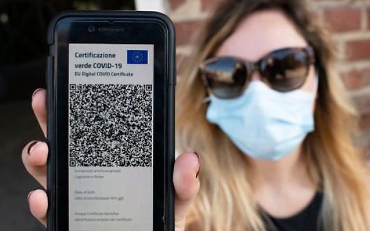 I “positivi” al giuramento di Mattarella sono la conferma che il super green pass non ci dice se uno ha il Covid oppure no