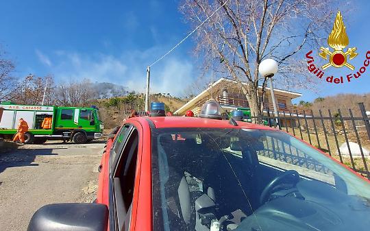 Bruciano i boschi del Monte Barone, vigili del fuoco al lavoro