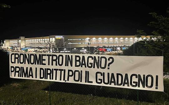 TORRAZZA PIEMONTE. Protesta contro Amazon: “Cronometro in bagno? Prima i diritti, poi il guadagno!”
