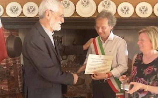 MONCRIVELLO. Il “Mirtillo d’oro” a mons. Arnolfo
