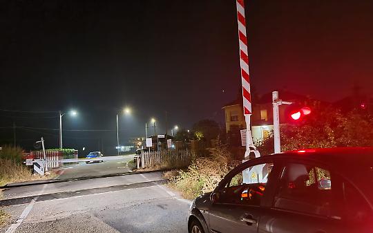 BORGOFRANCO D'IVREA/QUASSOLO. Il semaforo &egrave; rosso, ma il passaggio a livello resta aperto
