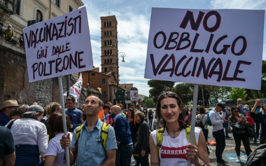 Multe ai no vax, salta la sospensione