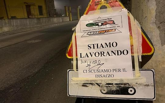 Nel paese della "Gentilezza" c'è chi augura buon lavoro agli operai