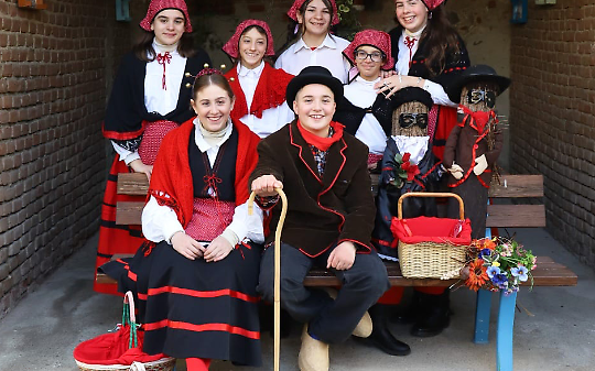 Gurin e Gurina con i ragazzi del seguito