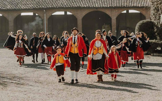 Le maschere bianzinesi con il loro seguito