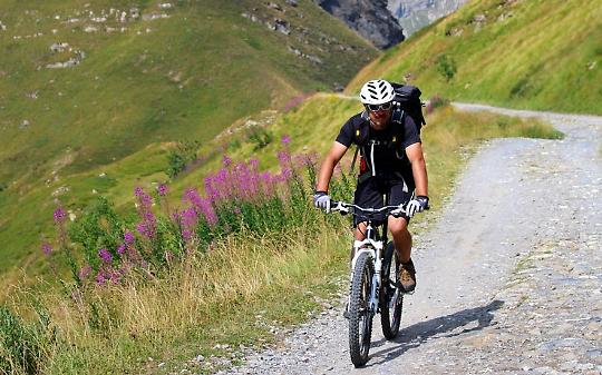 Bicicletta in montagna (immagine d'archivio)