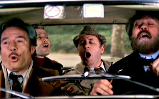 "Amici miei atto 3". Addio al celibato con "falso rapimento" dello sposo. Panico nel condominio. Anziano si sente male