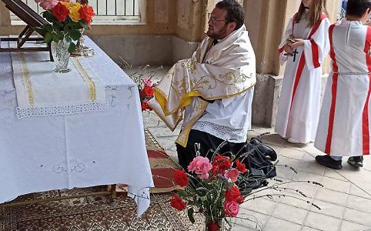 L’ingresso della chiesa rimesso a nuovo grazie agli alpini