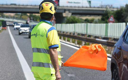 Incidente sull'A5 tra Quincetto e Ivrea: auto finisce in una scarpata