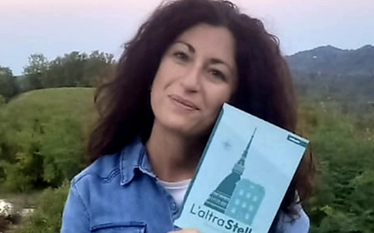 L'autrice Eleonora Galluzzo con il suo nuovo romanzo 