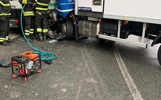 Scontro tra due camion in via Casale. E' morta una campionessa