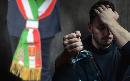 Sindaco chiede aiuto per un concittadino alcolista: "Non dategli da bere"