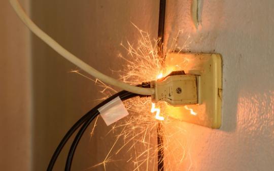 Sbalzi di tensione ed elettrodomestici impazziti: ecco costa sta succedendo in collina