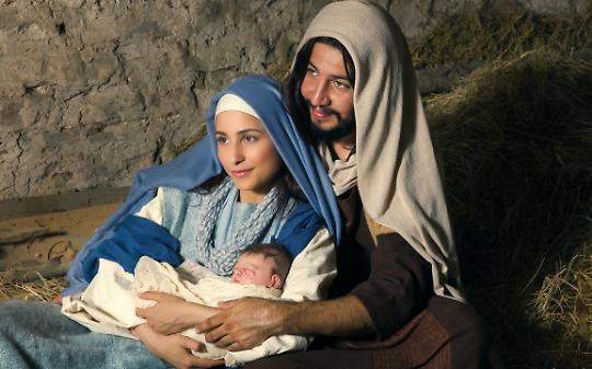 Anche il bue, l'asinello e le greggi di pecore nel presepe vivente da record che coinvolge tutto il paese