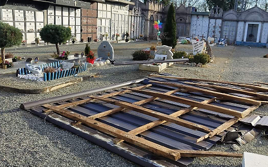 Il cimitero del Canavese distrutto dalle raffiche di vento: i tetti si staccano dalle tombe
