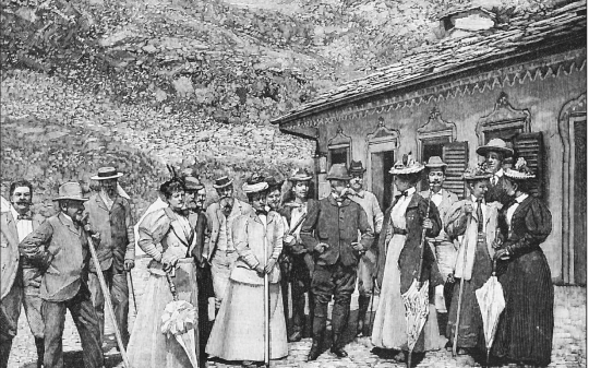 IN FOTO Il Re Umberto con le nobili ospiti al Gran Piano di Noasca. La casa di caccia è quella originaria, di cinque stanze: l’ampliamento sarà di pochi anni dopo, nel 1901. 