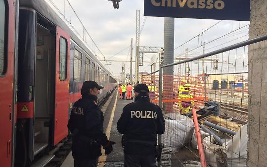 Scende dal Chivasso e blocca i binari: disagi a catena sulla linea tra Piemonte e Lombardia