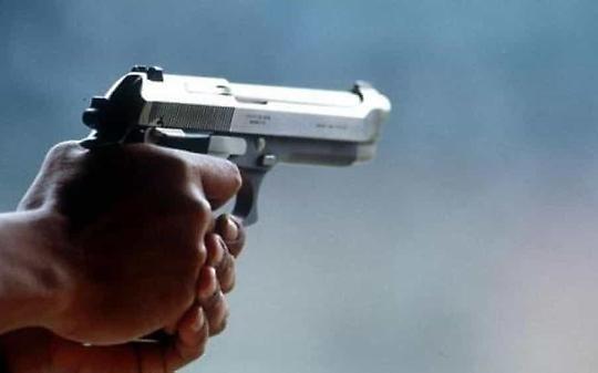 Spara dal balcone con fucile a pallini, 78enne ferisce due carabinieri