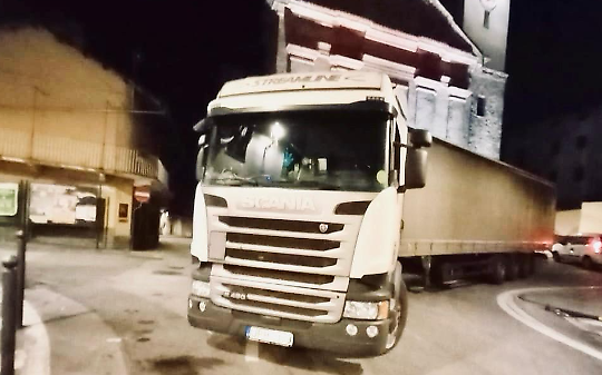 Tir incastrato in Canavese