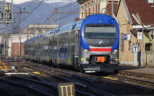Treni in ritardo e cancellati tra Torino e Ciri&egrave;: ci sono delle persone nei pressi dei binari