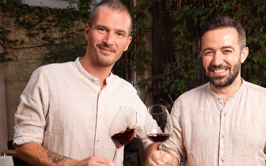 Adriano e Lanfranco davanti all'osteria social a Ciriè