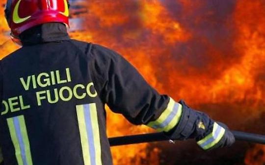 Fulmine si abbatte su Borgofranco d’Ivrea: incendio, elettrodomestici distrutti e recinzioni divelte