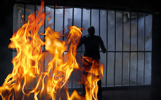 Vercelli, il carcere fuori controllo: detenuto appicca incendio e aggredisce gli agenti