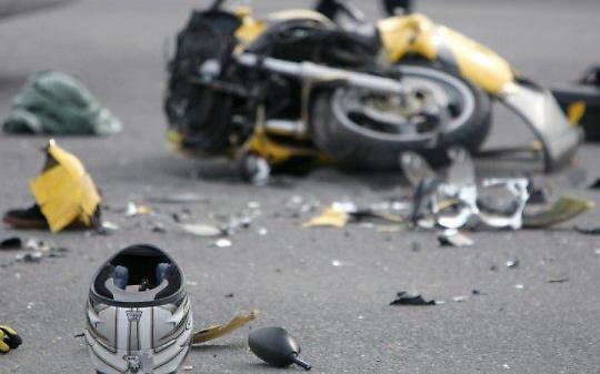 Paura lungo la provinciale. Una moto si scontra con una macchina: il centauro è in ospedale