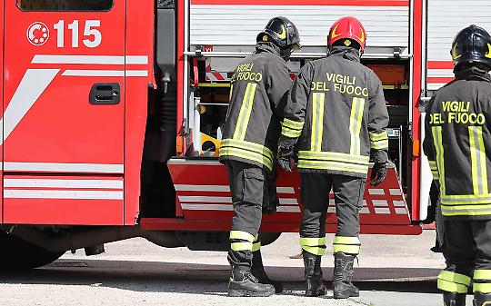 Camion si ribalta a Carmagnola, traffico interrotto e strada chiusa per ore