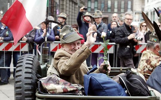 Festa degli alpini il 25 aprile: era proprio il caso di sovrapporre le due celebrazioni?
