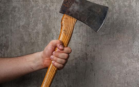 Armato di ascia terrorizza i passanti, arrestato nel Vercellese