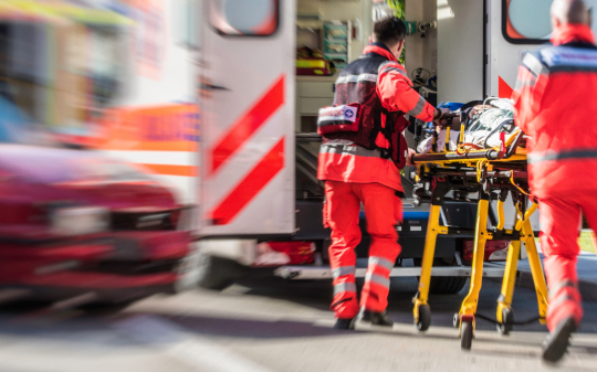 Perde il controllo dell’auto e si schianta contro un ponte: operaio muore sul colpo
