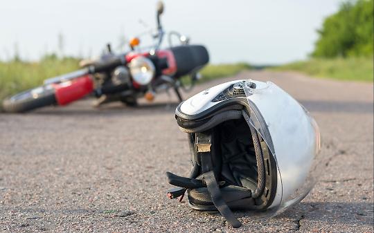 Auto contro moto a Cuorgnè: centauro a terra, traffico in tilt
