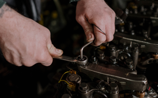 Scoperta officina abusiva: denunciato il titolare per gestione di rifiuti pericolosi