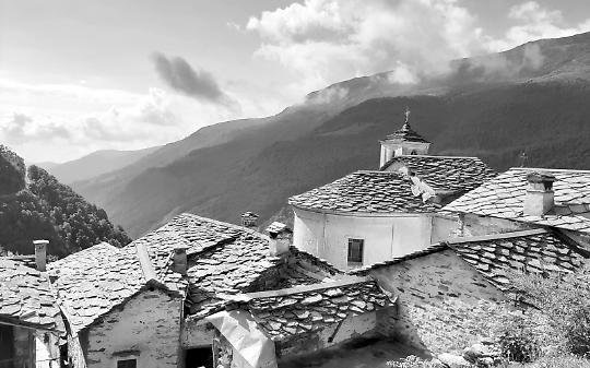 Il nucleo orientale di Succinto raccolto attorno alla chiesa parrocchiale.