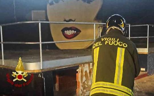 Shock per gli abitanti di Cigliano: l'ex discoteca Due colpita da un incendio