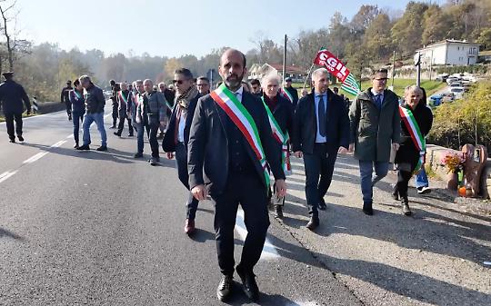 40 Sindaci bloccano il ponte per protesta: "La voce del Canavese deve essere ascoltata" (VIDEO)