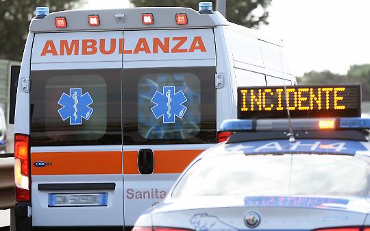 Tragedia sull’A5: 81enne muore alla guida dopo lo schianto contro un albero