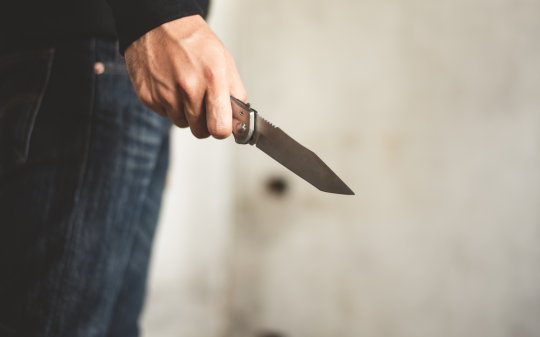 Minaccia i condomini armato di coltello: fermato un uomo a Settimo Torinese