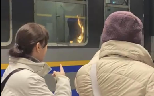 Folle gesto sul treno Susa-Torino: incendiati due vagoni, panico tra i passeggeri