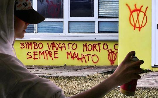 I No Vax colpiscono la scuola