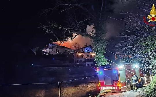 Natale in fiamme in Valchiusella: un incendio devasta un’abitazione