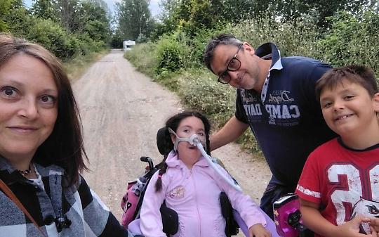 Una sedia per Greta affetta da SMA: il sogno che muove un intero paese